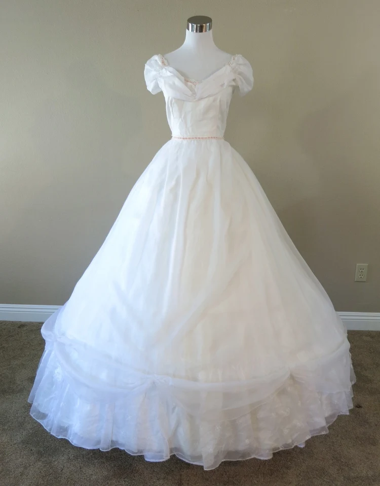 Белое шифоновое розовое платье с отделкой костюм гражданской войны атласное