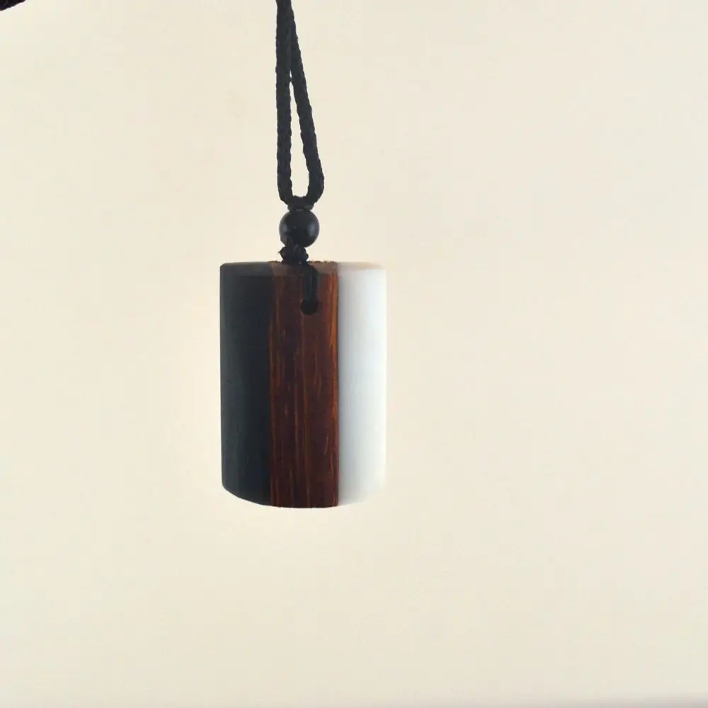 Leanzni Features black and white matching jewelry antique wood resin pendant men's women's wear fashion gifts factory whole |