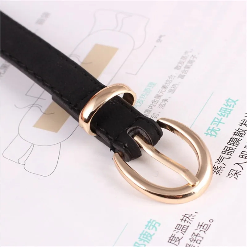 Тонкий ремень из искусственной кожи с золотой пряжкой черный красный