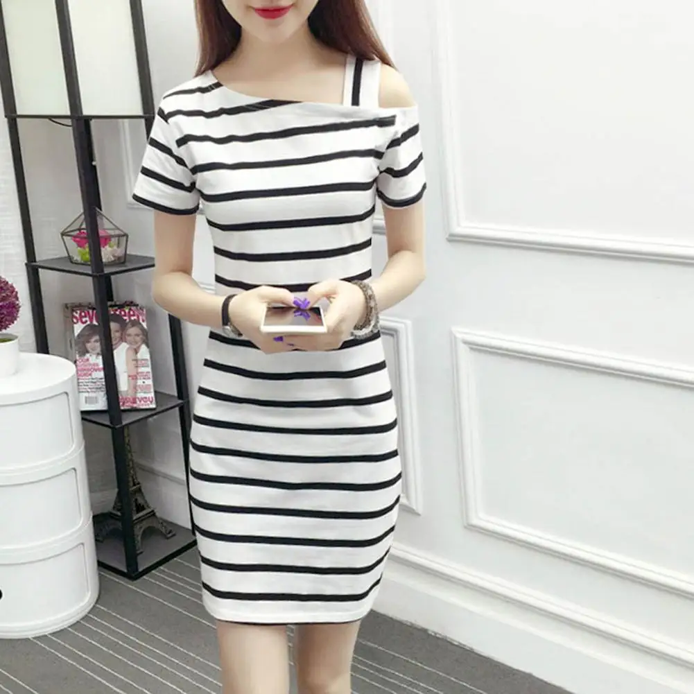 Достаточно в наличии летнее платье с короткими рукавами и круглым вырезом черно