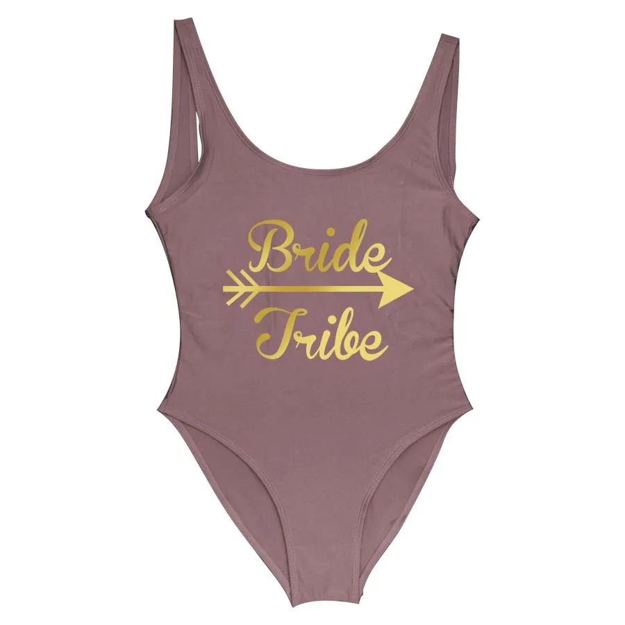 Надпись «Bride Tribe» Для женщин Одна деталь купальника стрела купидона любовь невесты купальные костюмы Свадебные медовый месяц Пляжная Вечеринка вечерние - Цвет: brown