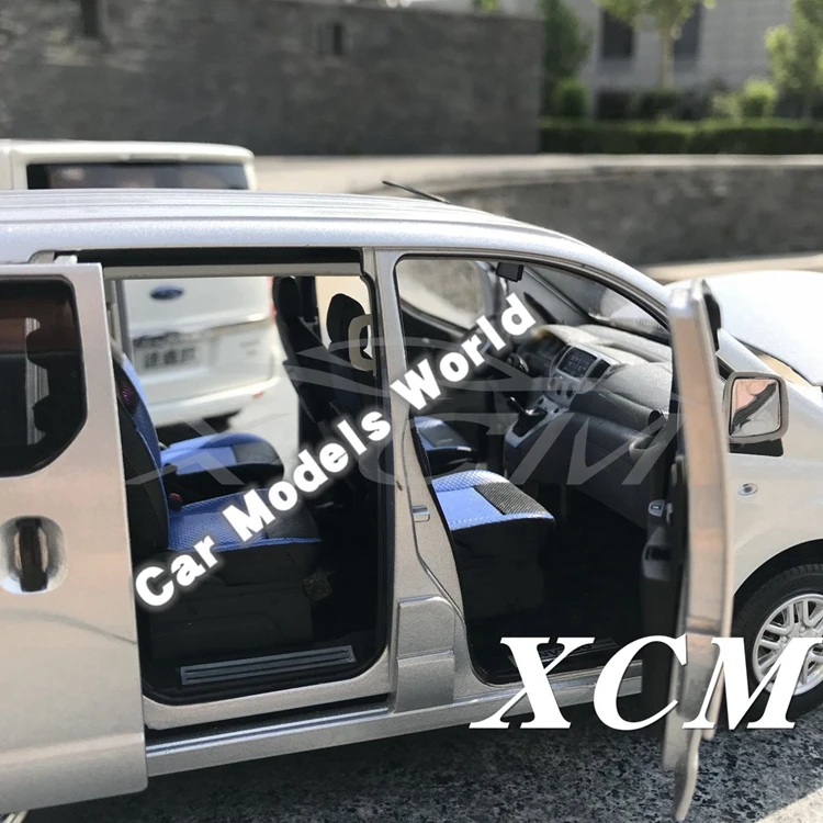 Литая модель автомобиля для NV200 MPV 1:18(серебро)+ маленький подарок
