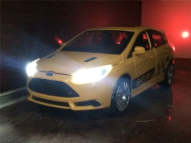 Масштаб 1:32 литая металлическая модель автомобиля для коллекции Ford Focus ST модели