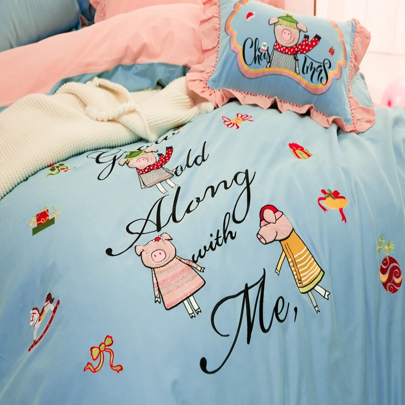 Комплект постельного белья "2018 Голубой роскошный милый поросенок Карикатура Вышивка" с двойным/королевским/королевским размером одеяла, простыней и наволочек.