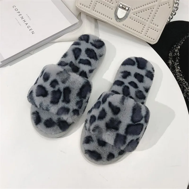 Серый Зимние женские домашние тапочки с искусственным мехом; модная теплая обувь; женские слипоны на плоской подошве; женские шлепанцы с леопардовым принтом; большой размер 41 - Цвет: Серый