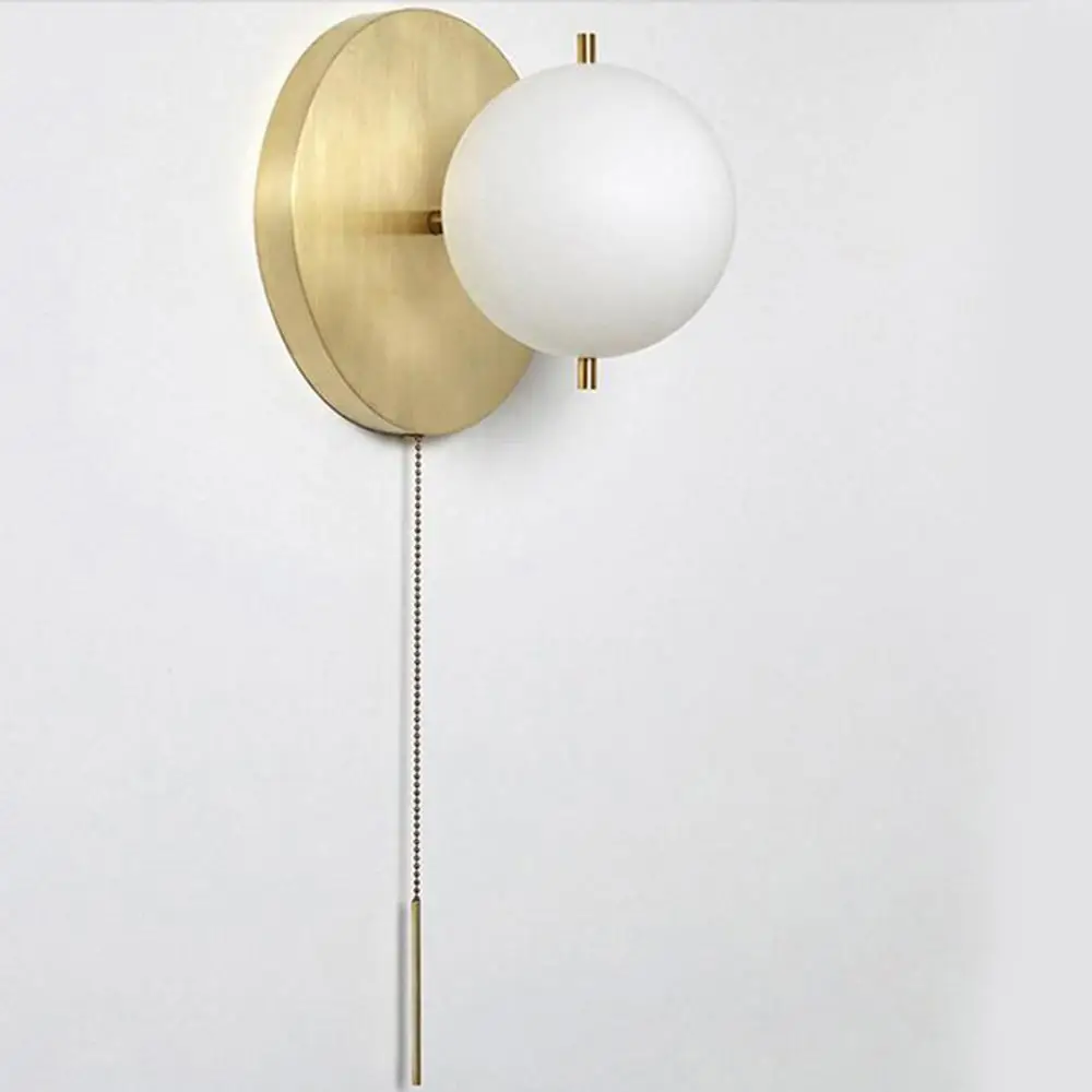 Настенное бра с белым стеклянным шаром из атласной латуни настенный светильник
