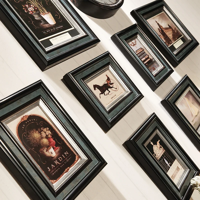 Набор настенных фоторамок темного цвета с часами классические роскошные