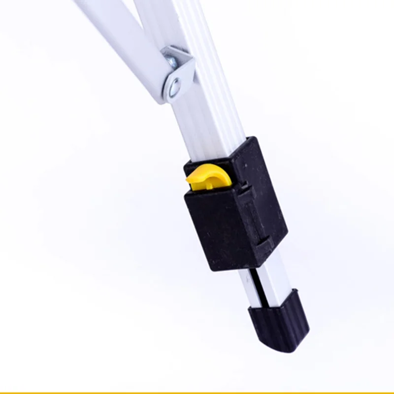 Складной серебристый стол с регулируемой высотой портативный для кемпинга