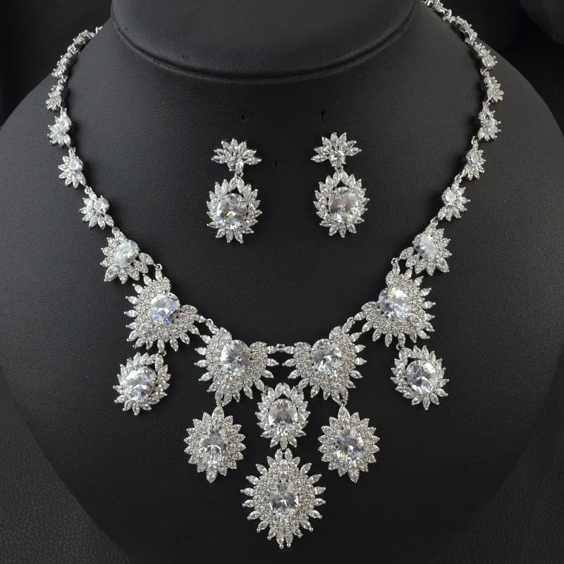 Свадебный комплект из колье и серёг с фианитом белый/красный/зеленый/синий цвета