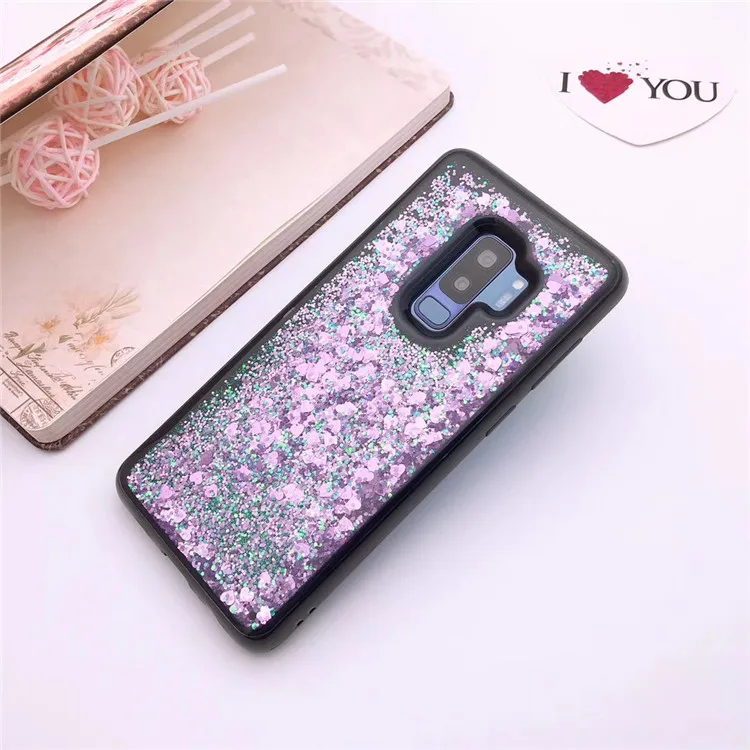 Течет с заячьими ушками жидкий песок блестящими звездочками черные