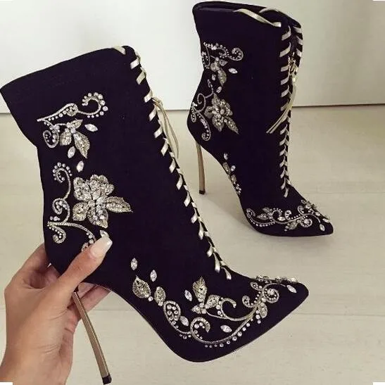 Zapatillas mujer; черные замшевые ботильоны с вышивкой; женские сандалии-гладиаторы на шнуровке с острым носком на каблуке