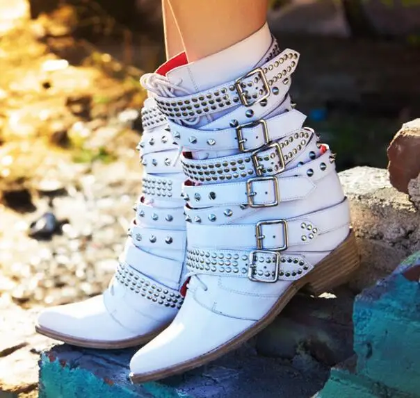Демисезонные белые кожаные ботинки мартинсы с заклепками увеличивающие рост со