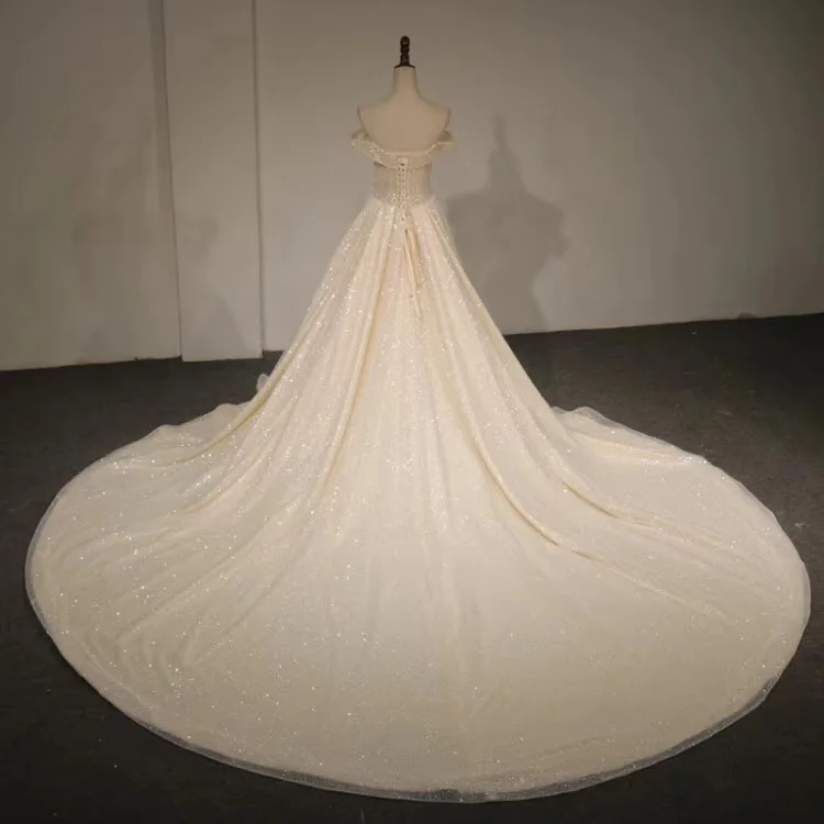 Свадебное платье CloverBridal с длинным шлейфом открытыми плечами сверкающими