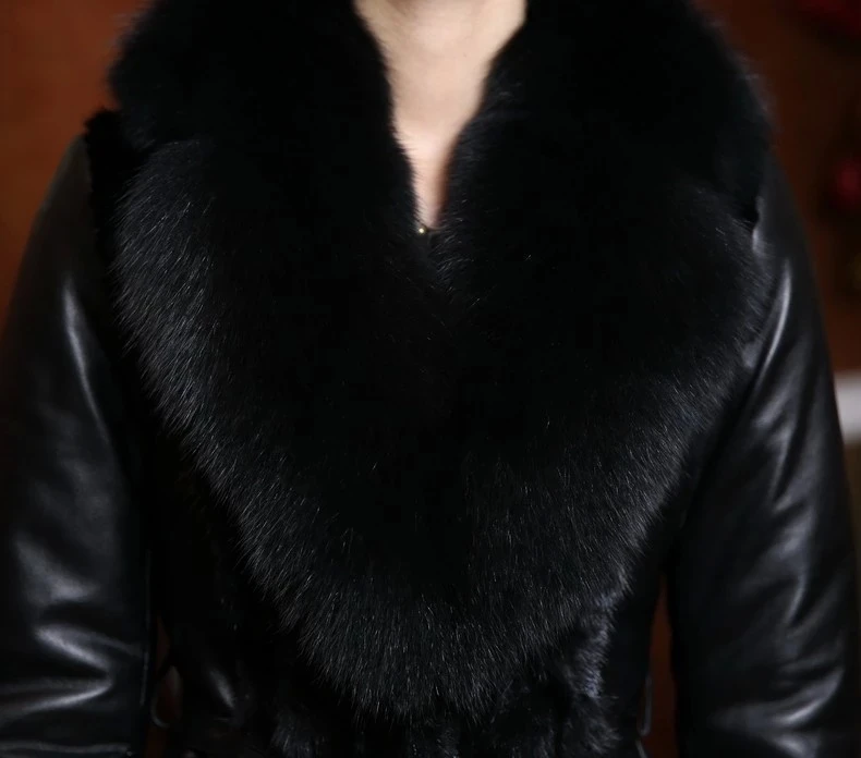 Женское верхнее пальто с искусственным мехом медиум-длинное, имитация норки с отделкой из кожзама с лисьим мехом.
