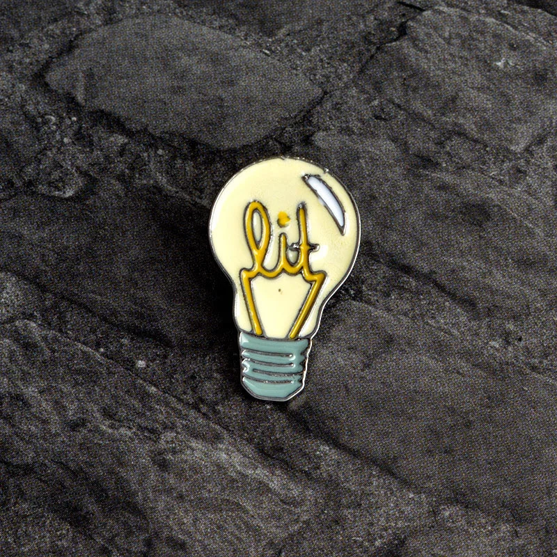 

1 pcs cartoon vintage lamp bulb metal badge brooch button pins denim jacket pin jewelry decoration badge for clothes lapel pins
