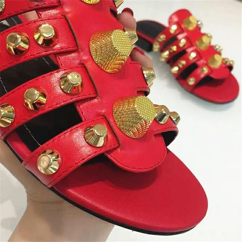 Роскошные летние шлепанцы на плоской подошве с золотыми металлическими шипами