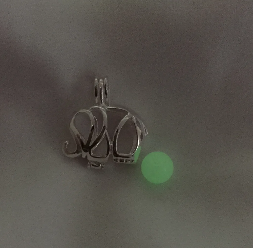 Женское ожерелье с подвеской в виде серебряного слона со светящейся зеленой