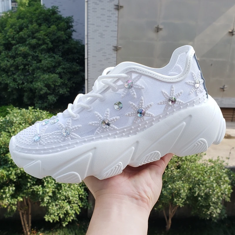 Женские белые кроссовки модная женская обувь на платформе со стразами летняя