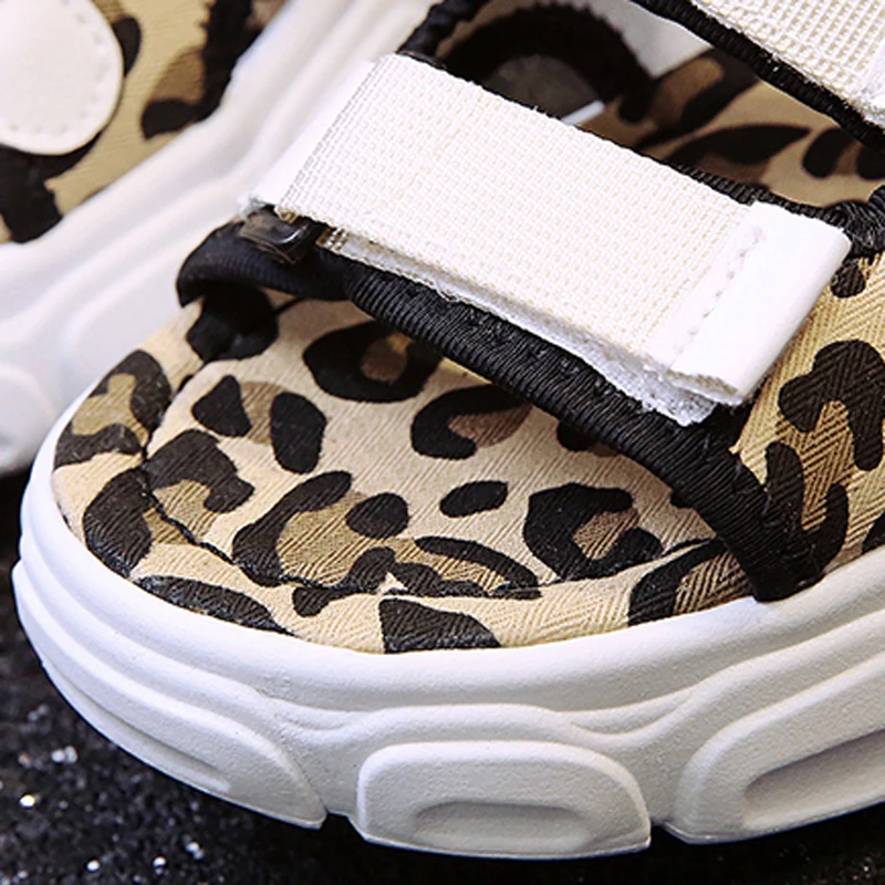 HEE GRAND/Новинка леопардовые спортивные сандалии женская летняя обувь на плоской