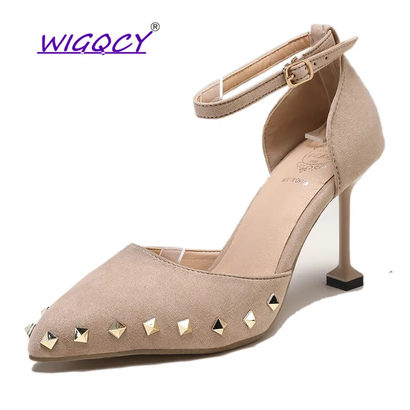 Сандалии в диком стиле 2019 Весна и лето новые модные черные острые заклепки обувь