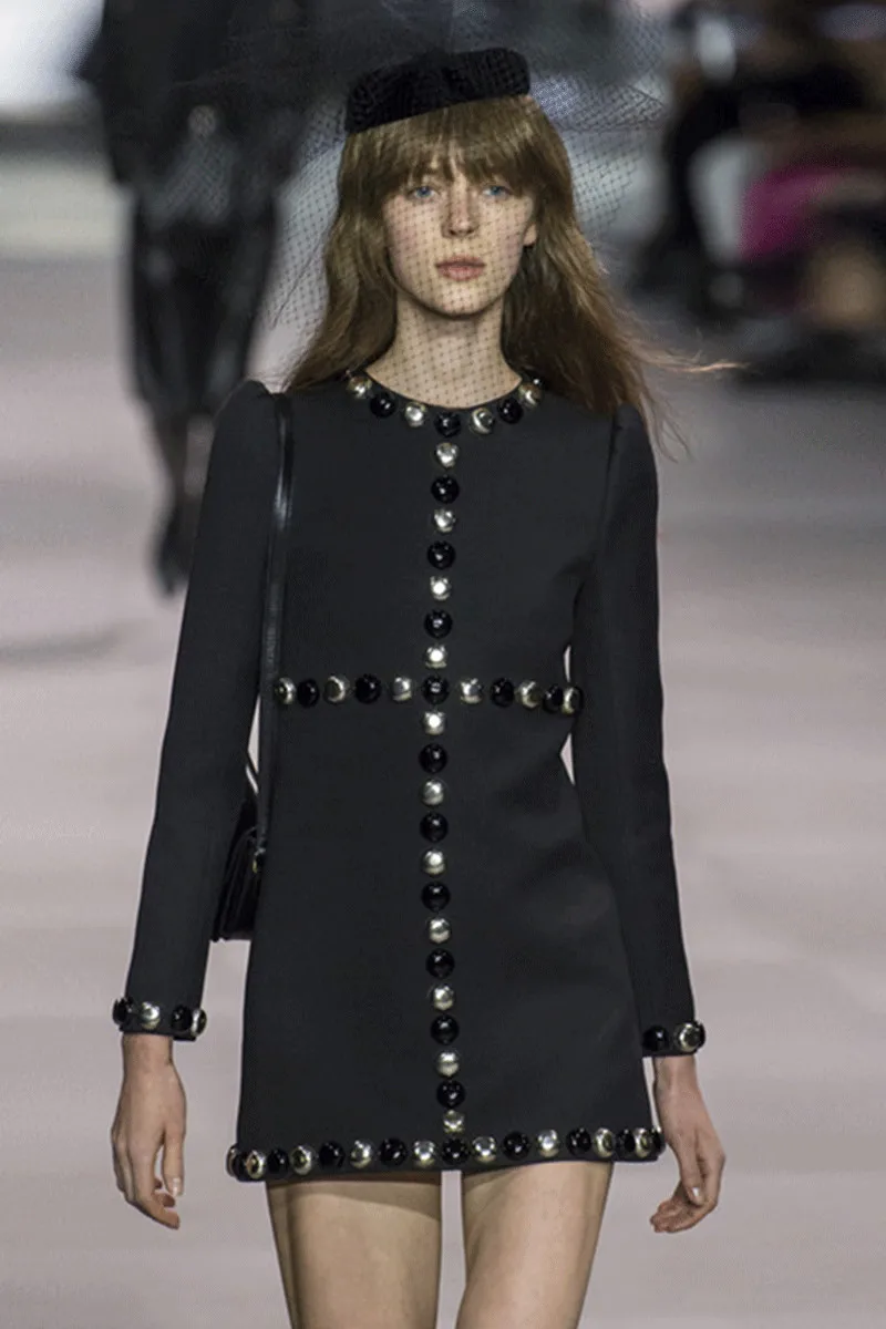 Женское вечернее мини платье с круглым вырезом черное длинными рукавами в стиле