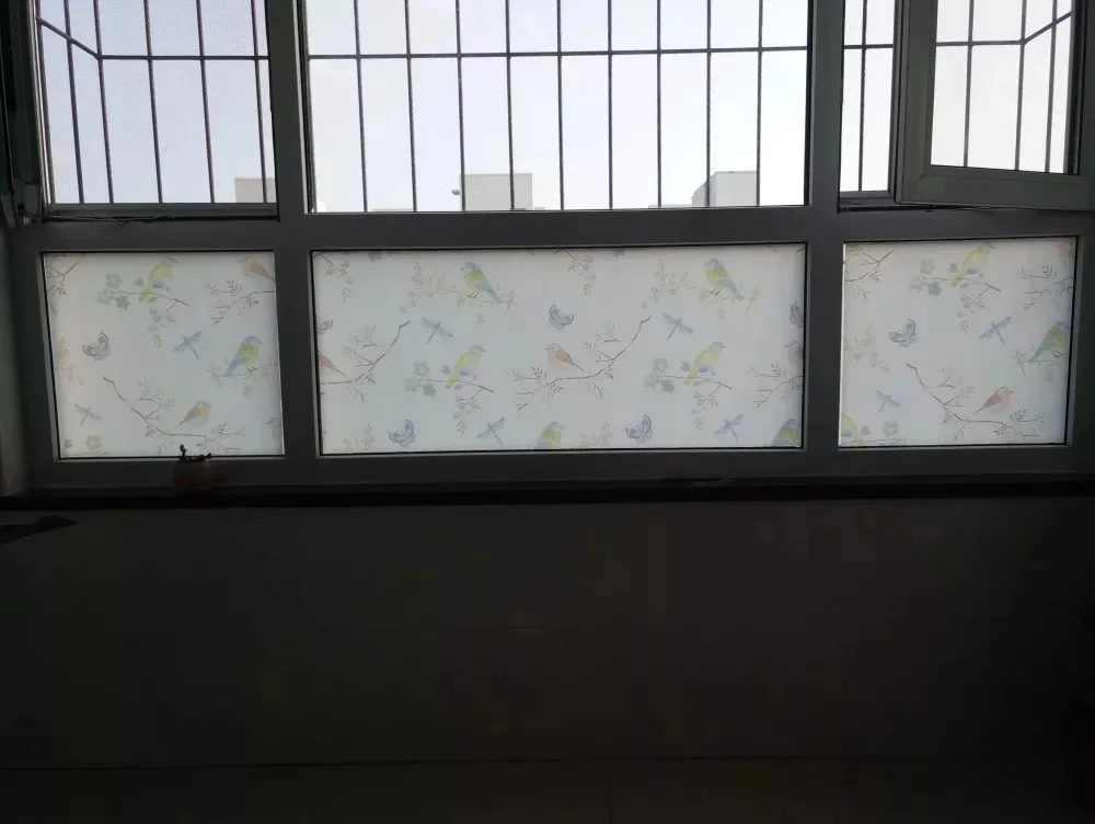 Витражное окно в виде летающих птиц из мультфильма матовые декоративные пленки
