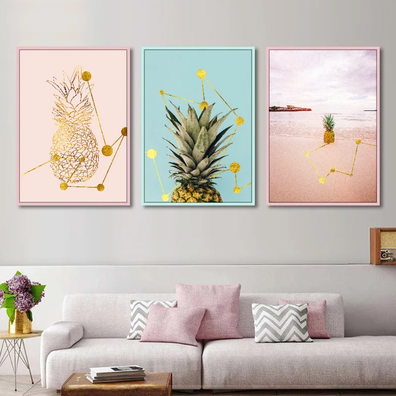 Скандинавском стиле с милым рисунком свежего розового и золотистого ананас