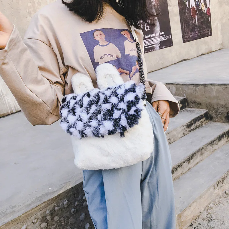 Женская сумка мессенджер однотонная велюровая на плечо с заячьими ушками