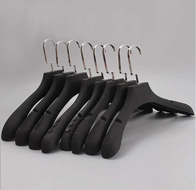 Роскошная черная пластиковая вешалка для шубы с канавкой Дамский стиль (8