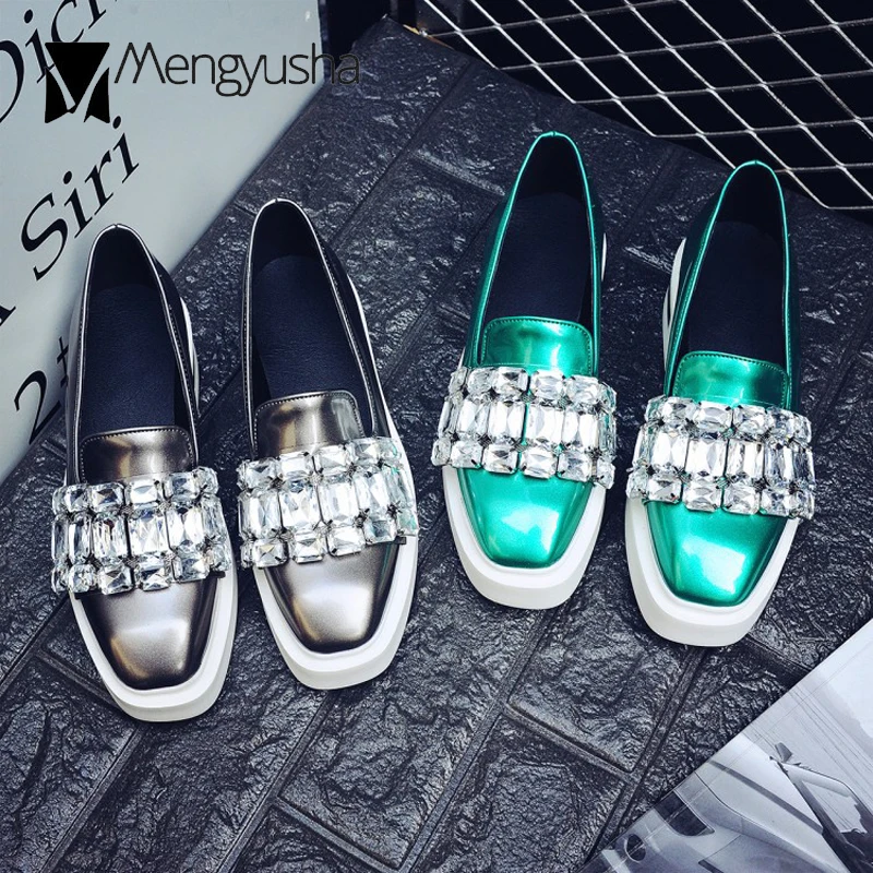 Женская обувь с квадратным носком на плоской подошве украшением в виде