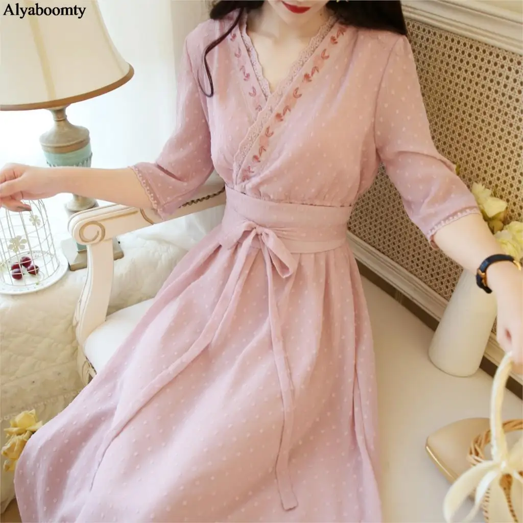 Женское длинное платье средней длины кружевное с v образным вырезом и цветочной