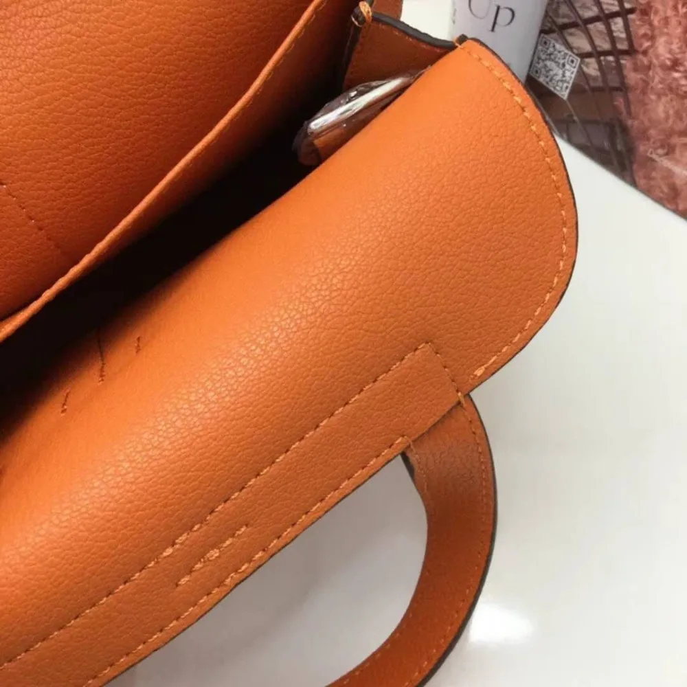Женская сумка тоут из мягкой коровьей кожи однотонная на плечо оранжевого цвета
