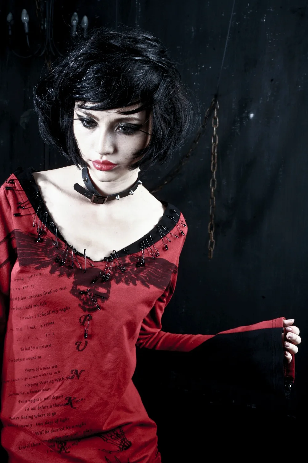 Черно красная хлопковая футболка с длинными рукавами в стиле панк рисунком