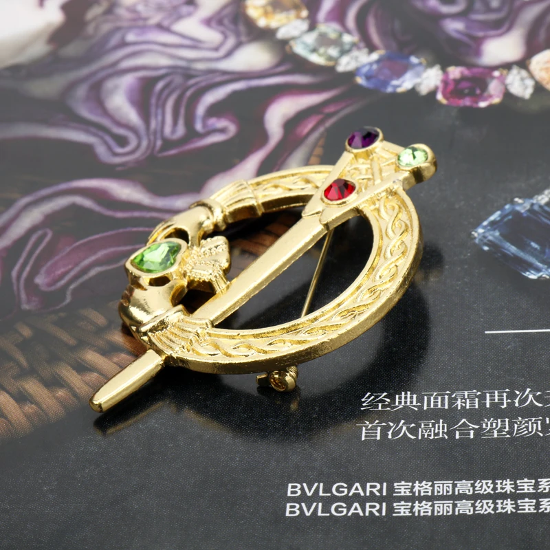 MQCHUN новая Claddagh скипетр броши в форме руки и любящее сердце формы брошь виде
