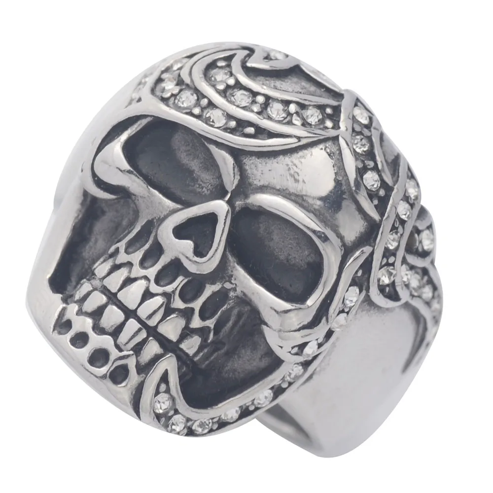 Мужское серебряное кольцо с черным черепом украшенное искусственным цирконием