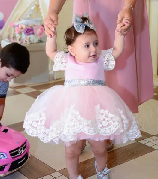 Розовый наряд принцессы до колена с короткими рукавами и блестящими