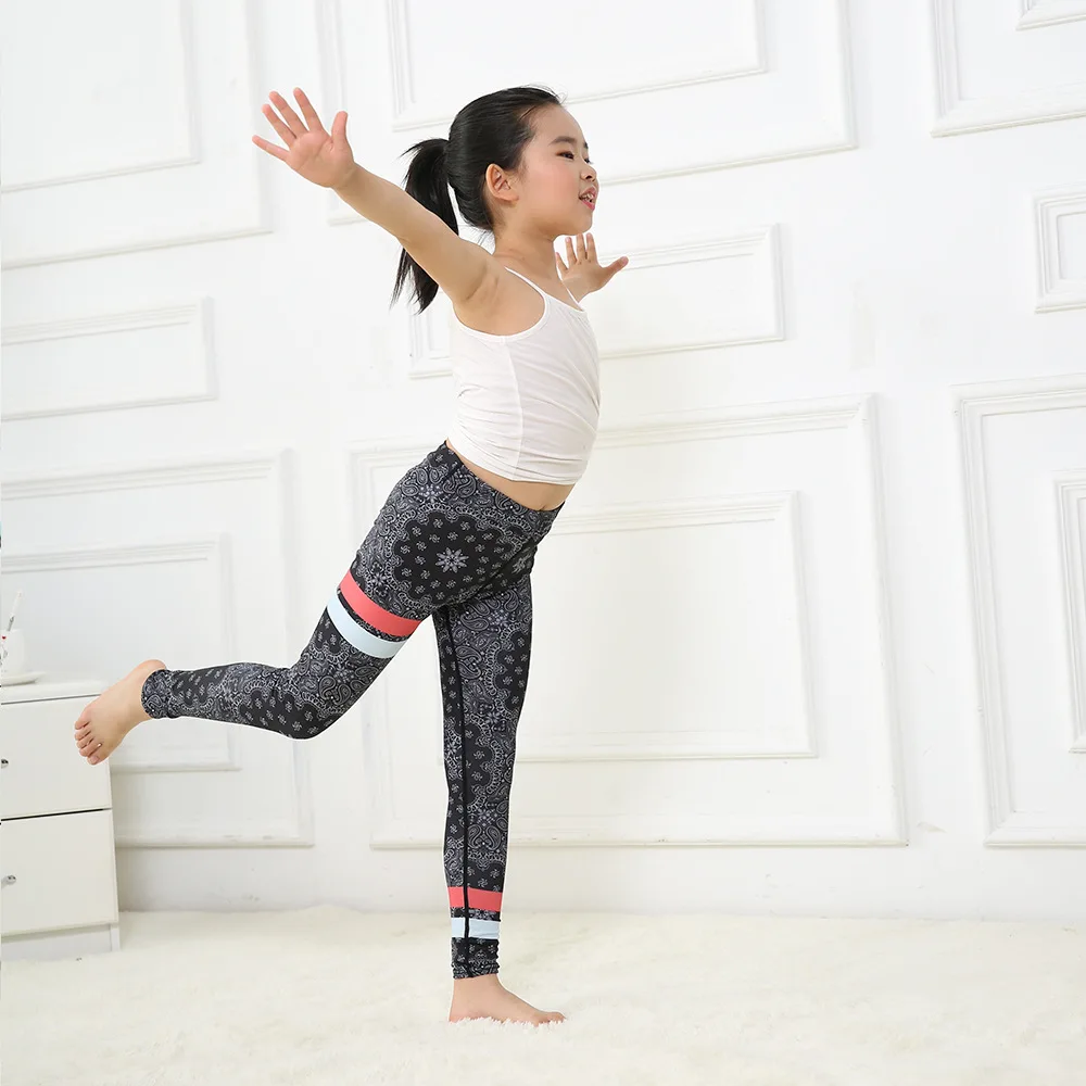 Подходящие детские брюки черные винтажные с цветочным принтом красные белые