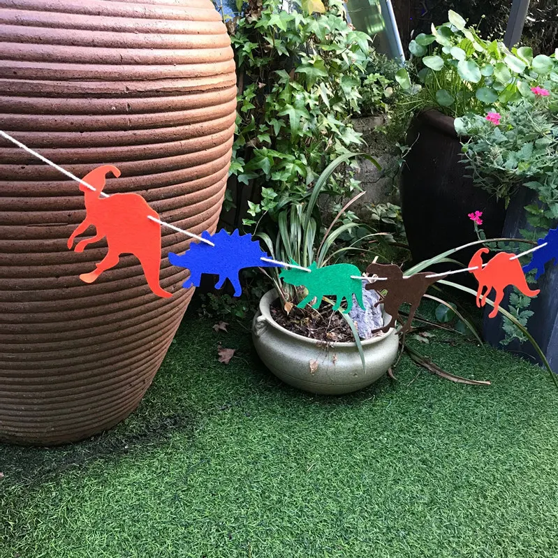 Тематическая вечеринка с изображением динозавра цветные флаги буквы на день