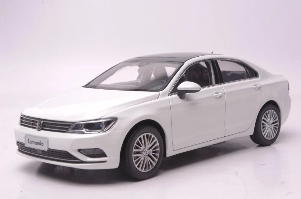1:18 Scale Diecast Model Car for Volkswagen VW Lamando 2015 White Hatchback Alloy Toy Collection Gifts | Игрушки и хобби