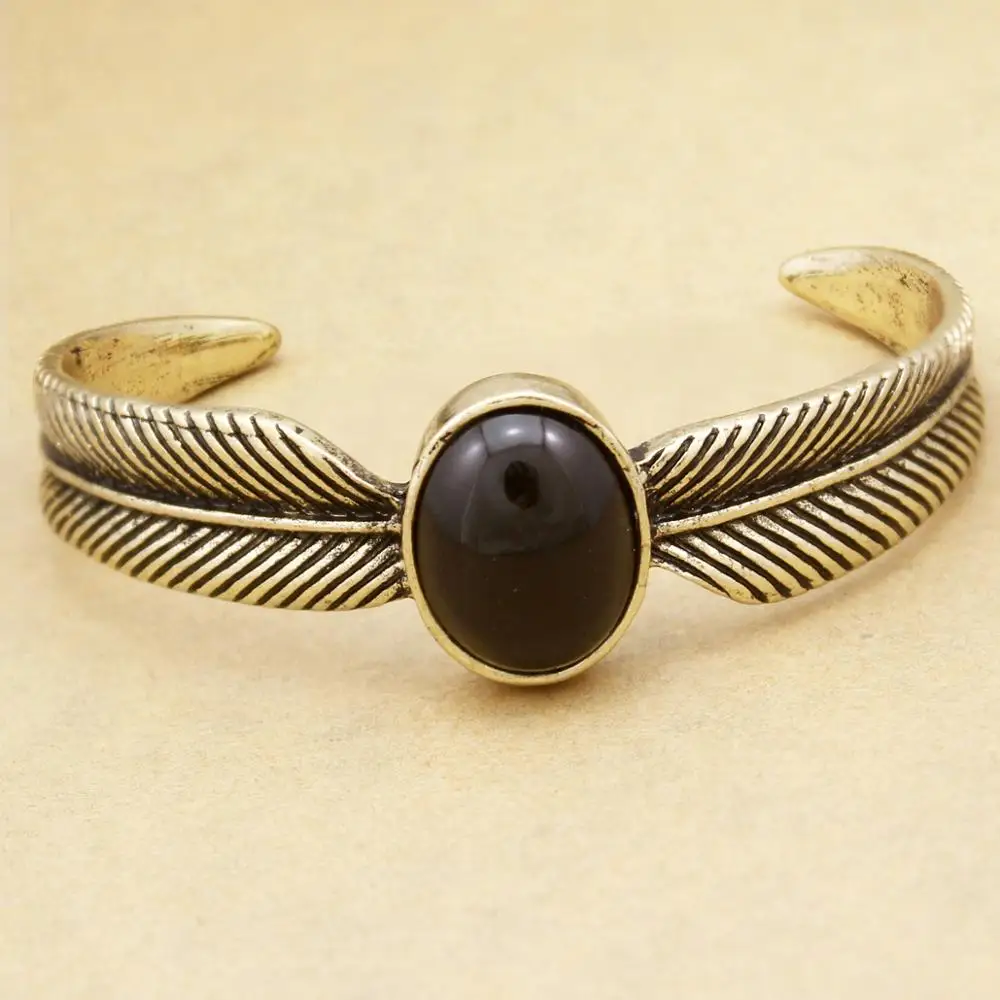 Посеребренный винтажный браслет с крыльями перьями и черным камнем стиль