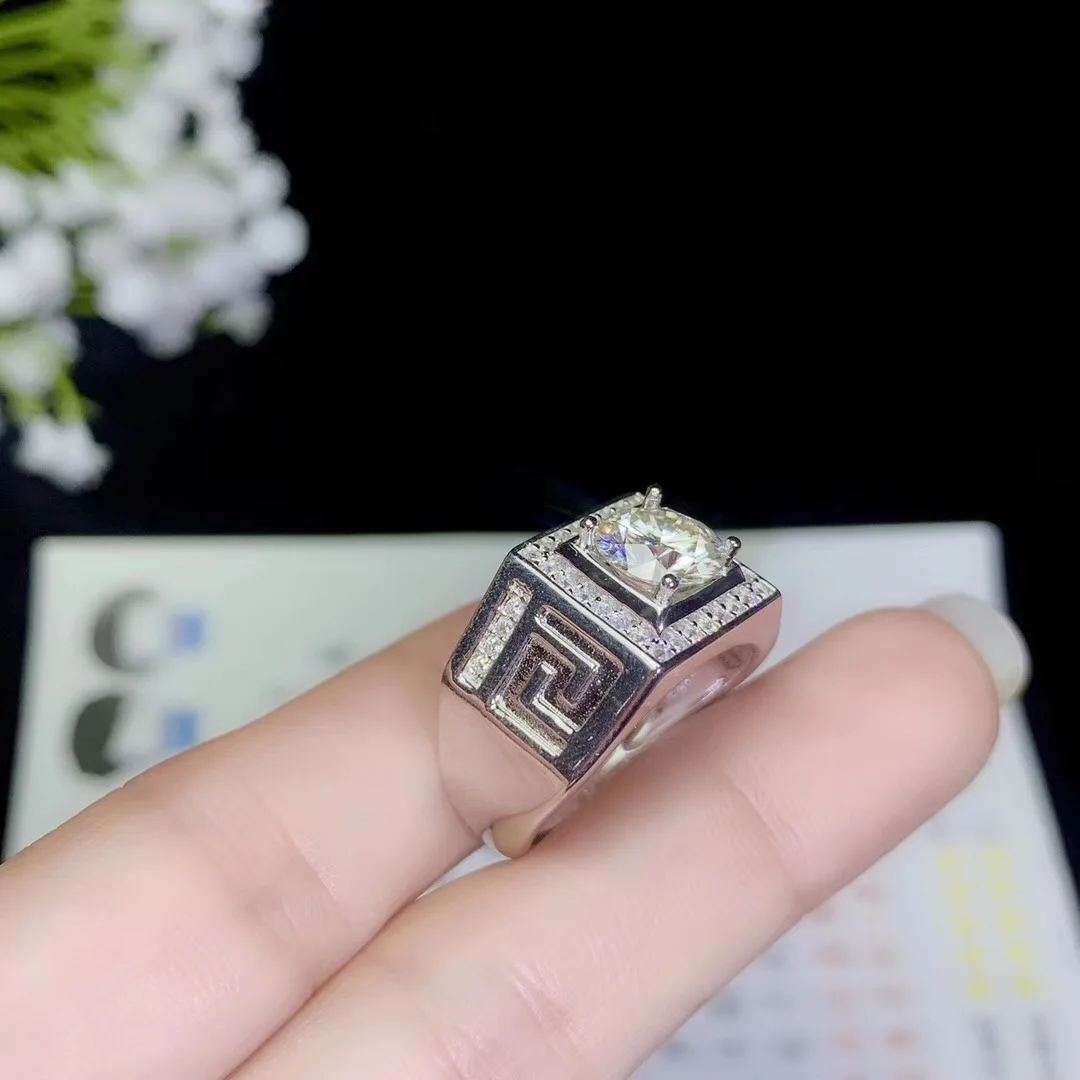 Мужские кольца Moissanite, в настоящее время самые популярные драгоценные камни, имеют высокую твердость, сравнимую с бриллиантами. 925 серебро
