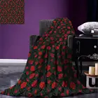 Красное и черное покрывало с розовыми свисающими плющ, растения в темном таинственном лесу, теплый рисунок из микрофибры