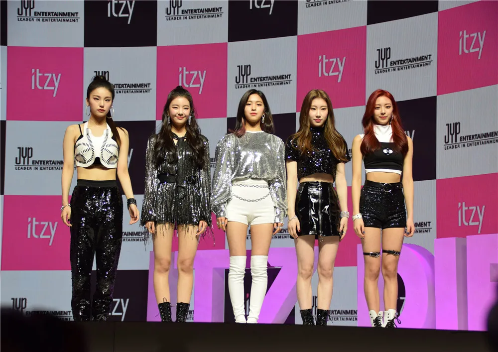 Коричневый ITZY Kpop плакаты корейские певцы белая бумага с покрытием печатает четкое изображение украшения дома - Цвет: Коричневый