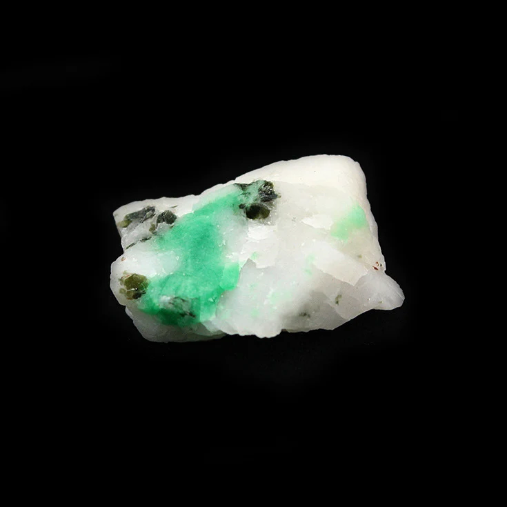 Сверхтонкие минеральные кристаллы изумрудно-зеленые натуральные грубые камни