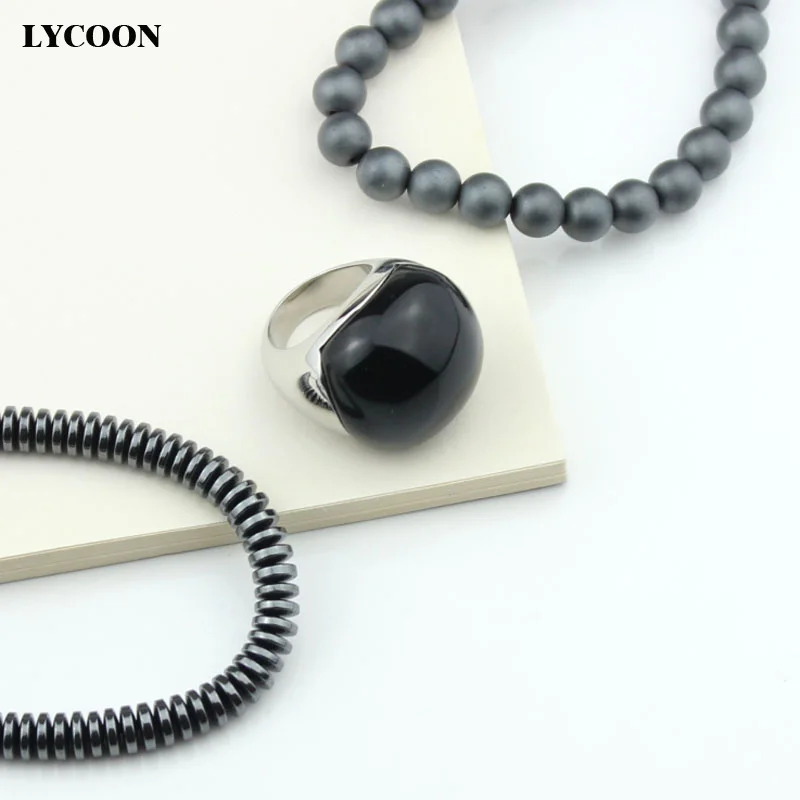 LYCOON Мода 316L нержавеющая сталь гладкая полировка большие кольца c черным камнем форма шара Оникс Камень для женщин роскошное кольцо