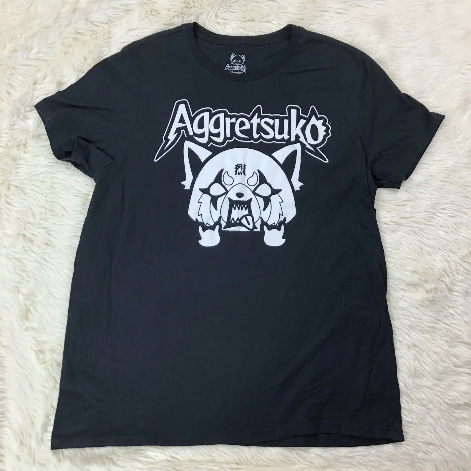 Aggretsuko Sanrio рубашка Sz XL черно-белая футболка с коротким рукавом и графическим