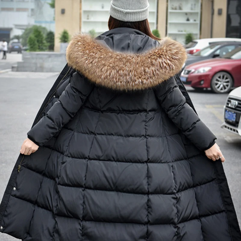 Женская зимняя куртка на белом утином пуху черная однотонная облегающая длинная