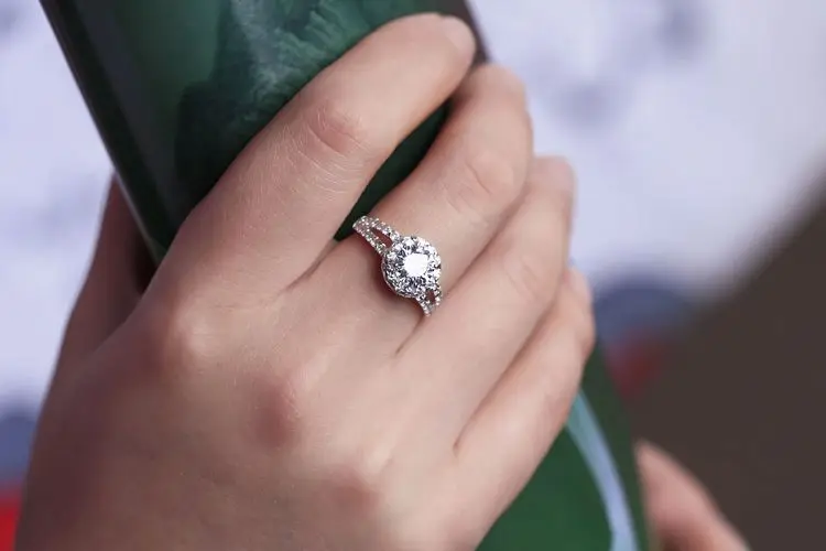 

Halo Style 2CT Round Brilliant Fine Diamond Women Engagement Ring Solid Pure Silver Wedding Ring Girl Love Best Jewelry