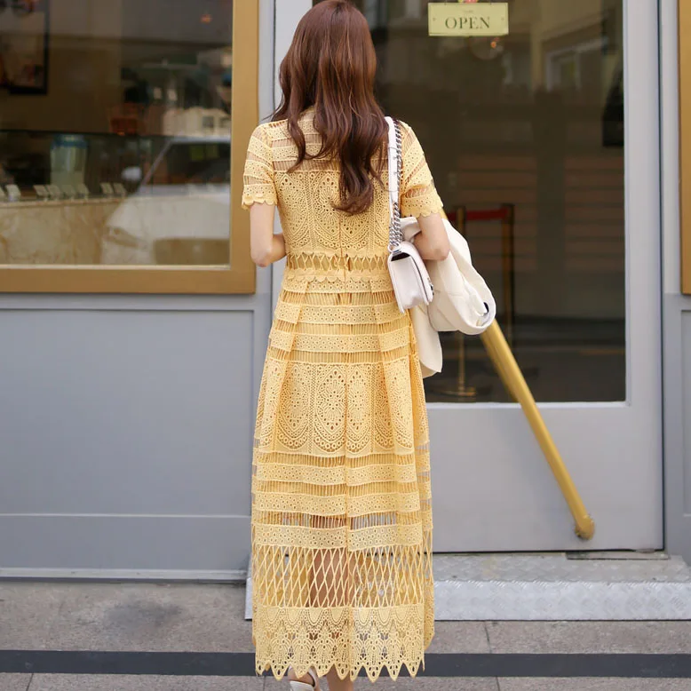 Французское романтическое желтое кружевное платье облегающее средней длины с