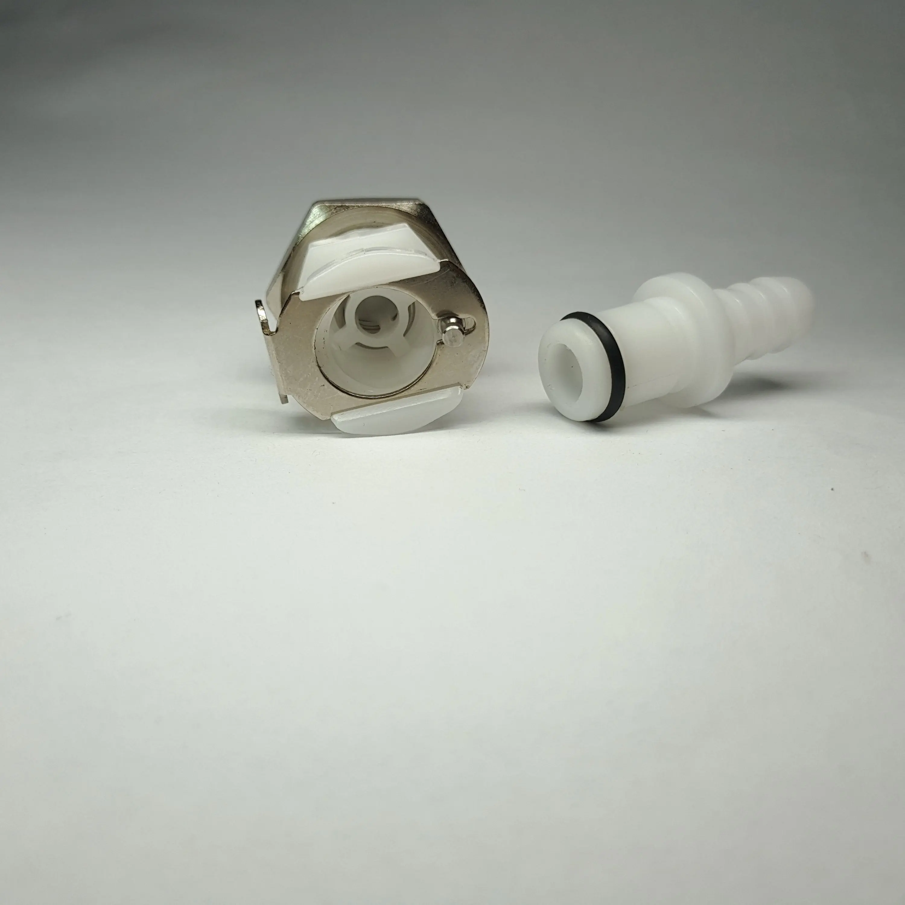 Быстроразъемный штуцер для шланга CPC|Трубы| |